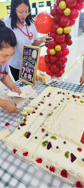 中泽富春江购物广场7周年店庆蛋糕齐分享
